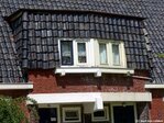 Verticaal aangebrachte dakpannen.
<br/>
Gert-Jan Lobbes, 2019